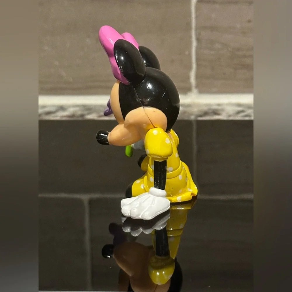 Minnie Mouse with Flowers Cake Topper 💕🌺Topper only no candy flowers inc…